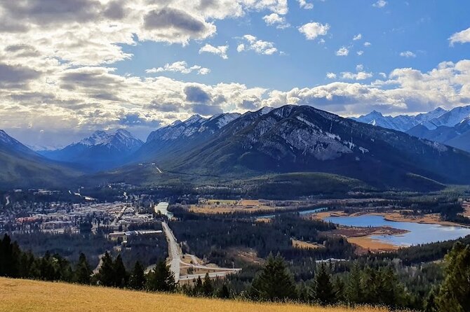 8 Iconic Stops. 12 Comfy Seats. See Banff's Best in First Class. - Bow Lake and Crowfoot Glacier bring the Icefields Parkway into view