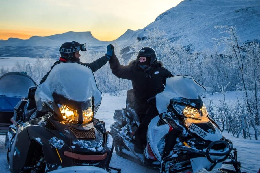 Abisko/Björkliden: Panorama Snowmobile Tour with Snacks - Riding from the forest toward the high snow