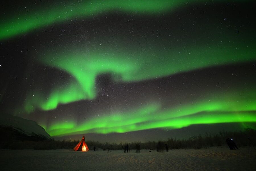 Abisko: National Park Northern Lights Photo Tour - Staying warm while you wait