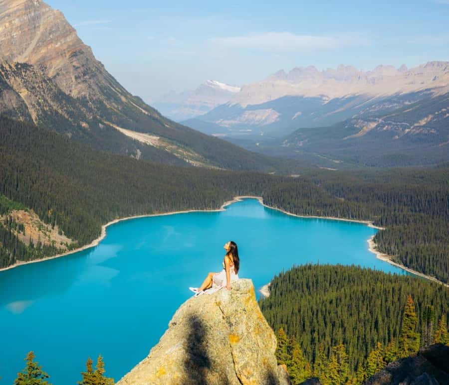 Banff/Calgary/Canmore: Crowfoot Glacier and 5 Lakes Tour - Lake Louise sets the tone for the day