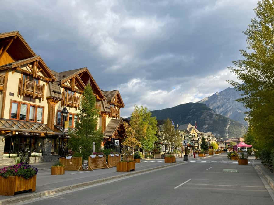 Banff/Canmore: Moraine Lake 1.5h & Lake Louise Half-Day Tour - Choosing the right departure from Banff or Canmore