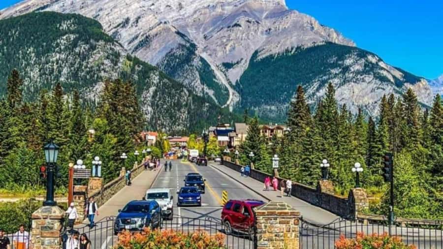 Banff: Gondola, Hot Springs, Bow falls & Three lakes tour - Guides make or break a packed schedule