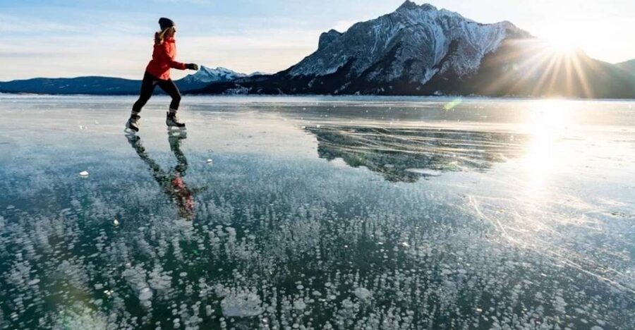 Banff: Icefields Parkway & Abraham Lake Ice Bubbles Tour - Peyto Lake in winter: a short walk with a big payoff