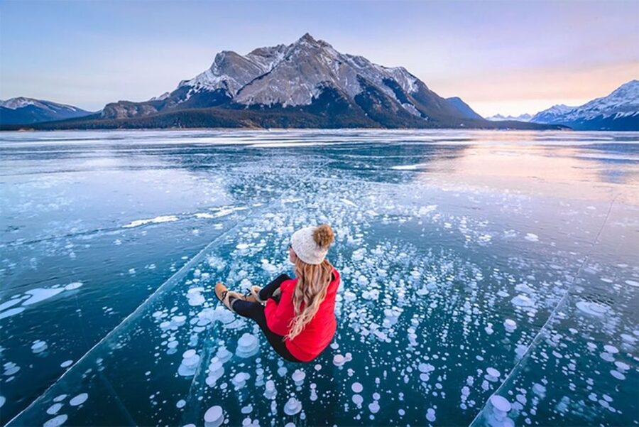 Banff: Icefields Parkway & Abraham Lake Ice Bubbles Tour - Walking or skating on Abraham Lake