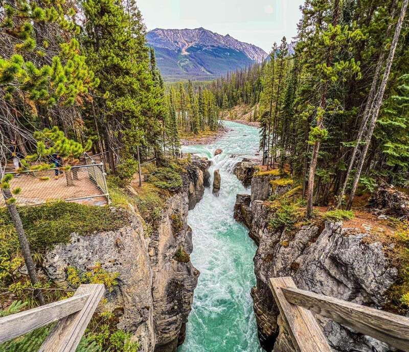 Banff: Lake Louise, Moraine, Emerald & Johnston Canyon Tour - Scenic drives, photo stops, and Banff town