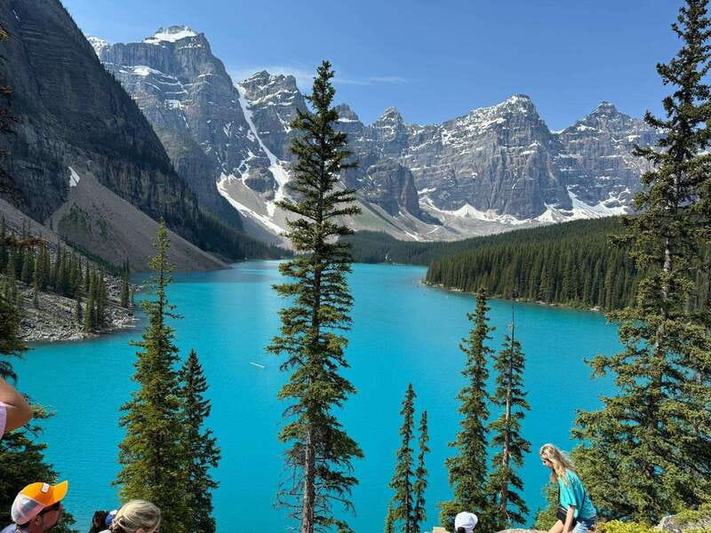 Banff: Lake Louise, Moraine, Emerald & Johnston Canyon Tour - The 45-minute break near Lake Louise Ski Resort