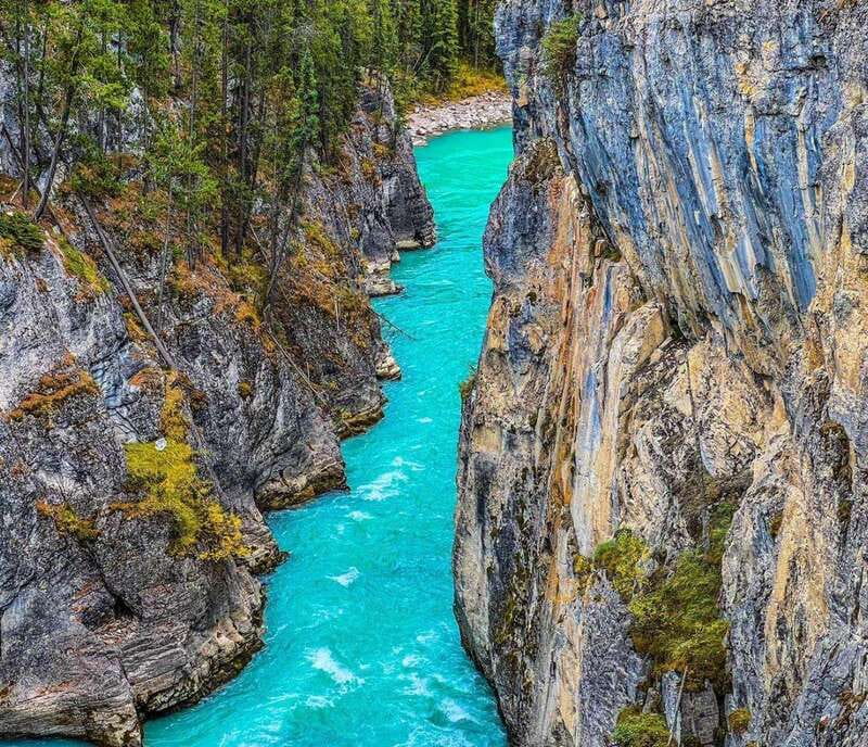 Banff : Lake Louise, Moraine, Emerald & Johnston Canyon tour - Lake Louise begins the mountain day