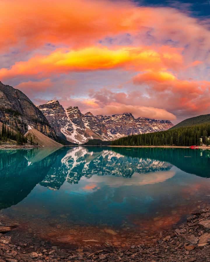 Banff: Lake Louise, Moraine, Emerald Lake & Canyon Day Trip - Lake Louise: the famous first look