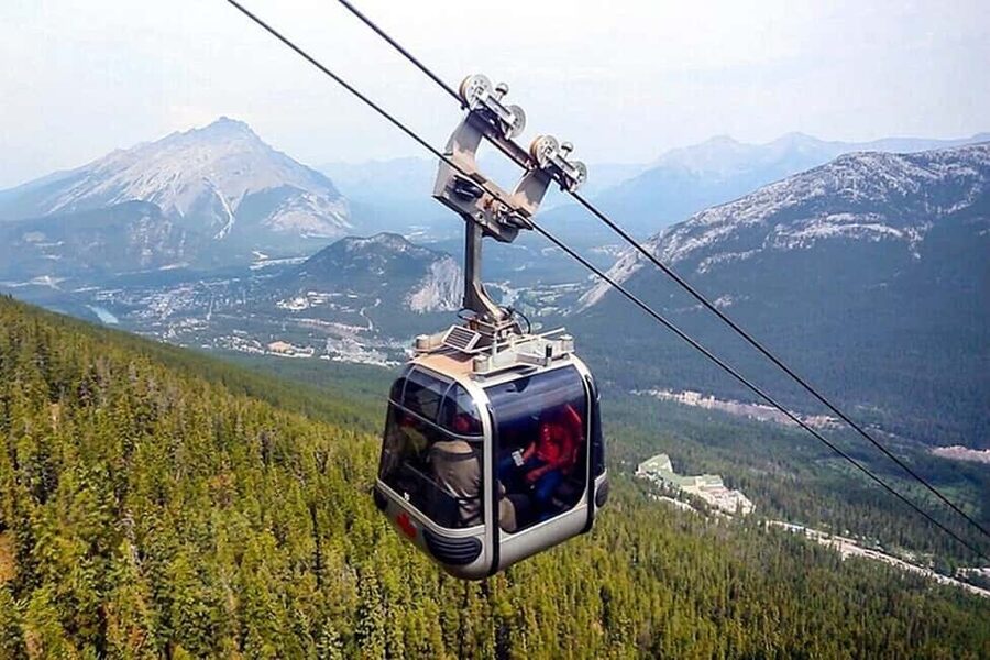 Banff:Lake Louise & Moraine Lake 1/2 Day Tour Canoe/Sightsee - Why these two lakes work so well together