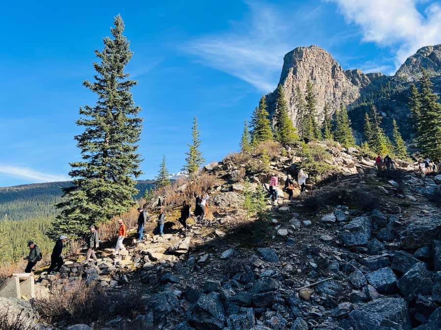 Banff: Lake Louise & Moraine Lake Half Day Tour - What to bring for the mountain weather
