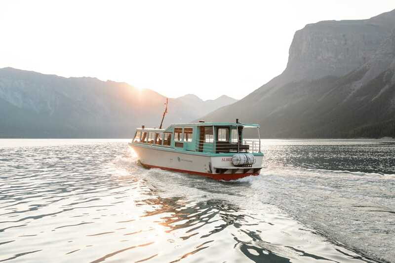 Banff: Lake Minnewanka Cruise - The best part: silence in the middle of the lake