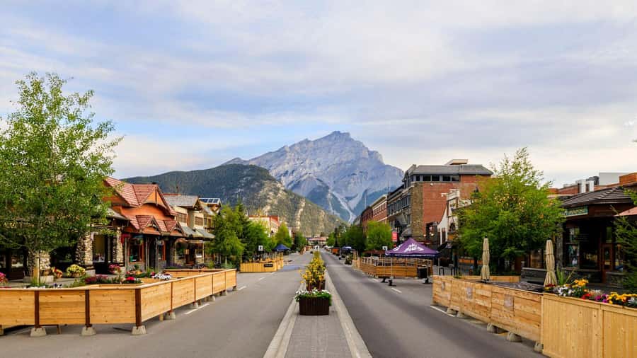 Banff: Moraine Lake, Lake Louise, Emerald Lake and Yoho Trip - Banff town or Bow Falls