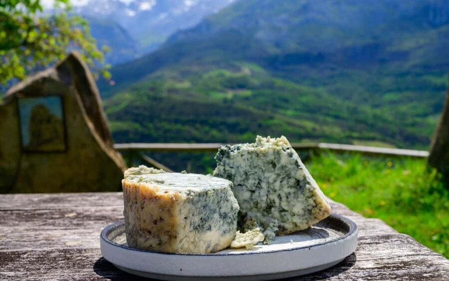 Bulnes: Excursion with funicular and Cabrales cheese cave in the Picos de Europa - Riding the Bulnes funicular underground