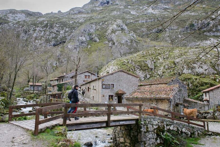 Bulnes: Excursion with funicular and Cabrales cheese cave in the Picos de Europa - The bus ride through Asturias