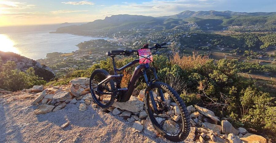 Calanques National Park: E-Mountain Bike with Virtual Guide - A route for riders, not complete beginners