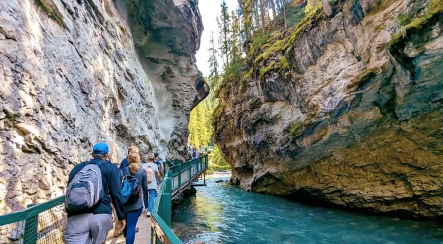 Calgary/Banff: Lake Louise, Moraine & Johnston Canyon Trip - Lake Louise: turquoise water and limited time