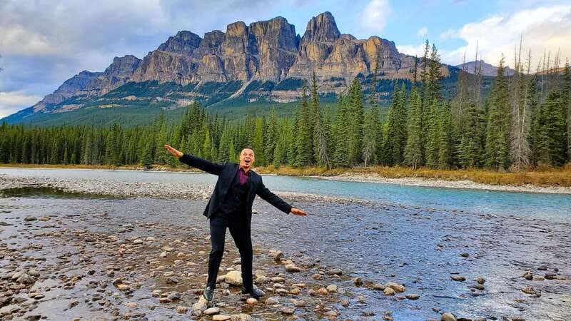 Calgary: Glaciers, Mountains, Lakes, Canmore and Banff Tour - Canmore starts the day with coffee and lunch