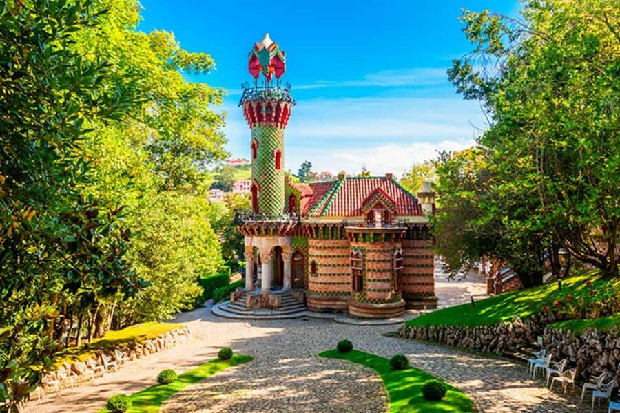 Capricho Gaudí with entrance, Santillana del Mar and Sequoia Forest - From Santander to the Monte Cabezón sequoias