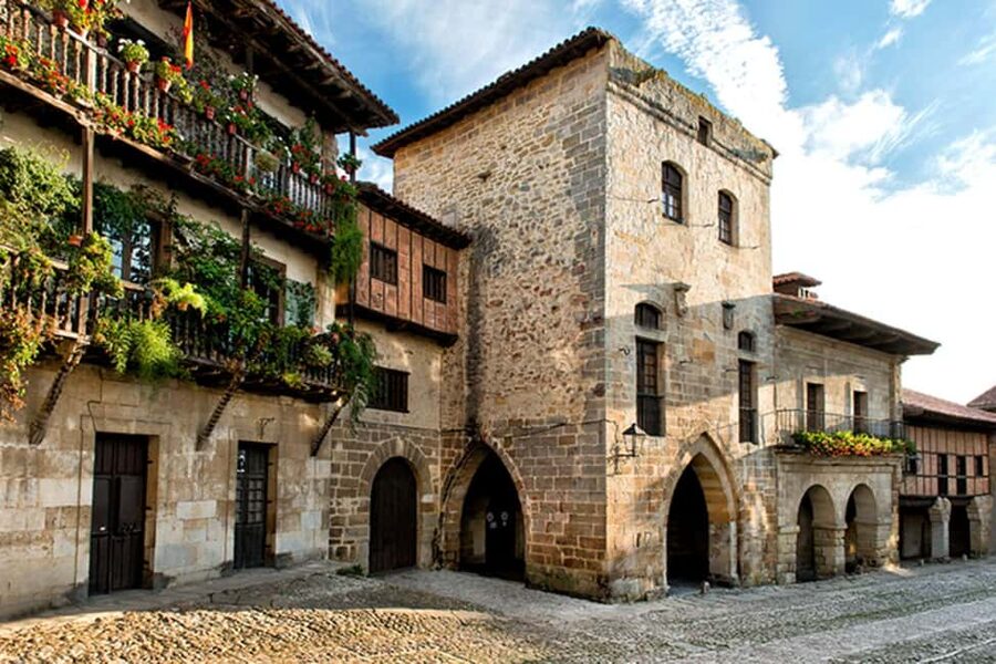 Capricho Gaudí with entrance, Santillana del Mar and Sequoia Forest - A 105-minute lunch break in Comillas