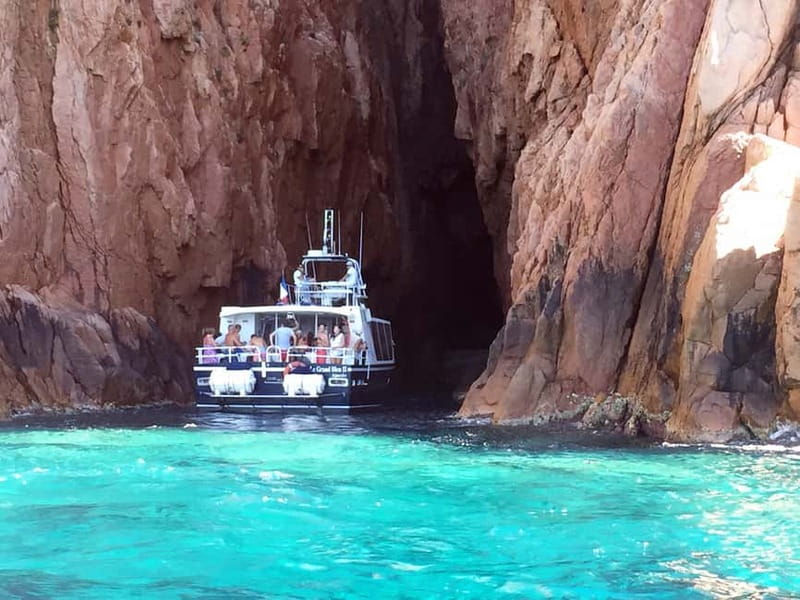Cargèse: Calanques of Piana on a family boat - The Calanques of Piana from sea level