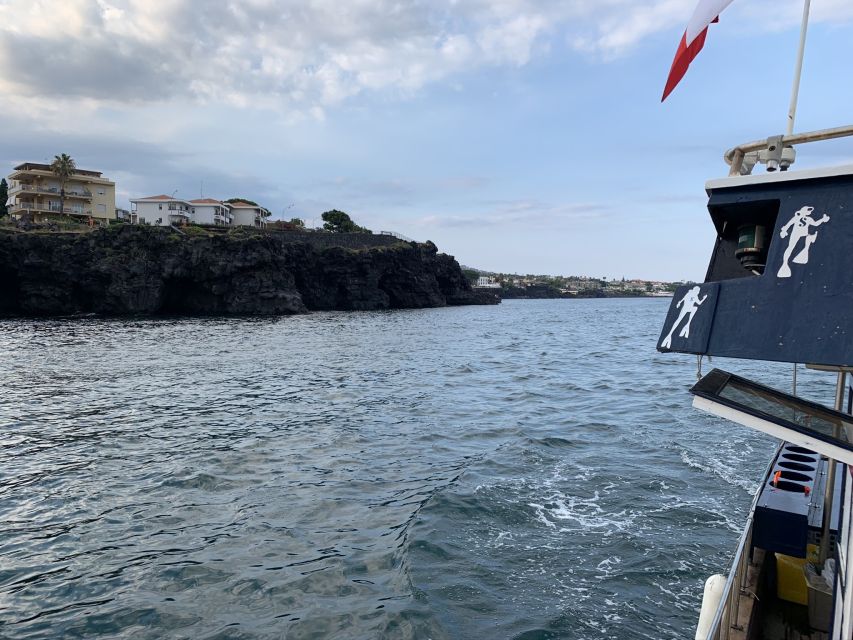 Catania: Cyclops Islands & Timpa Nature Reserve Boat Tour - The crew, languages, and on-water guidance