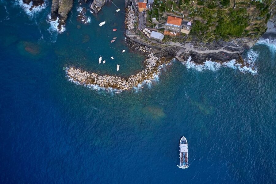 Cinque Terre: 2-Hour Private Boat Tour - Manarola and Corniglia from the sea