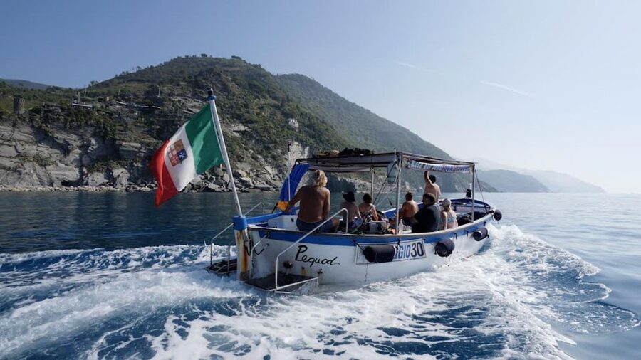 Cinque Terre: Morning Boat Tour with breakfast and brunch - Manarola with wine and local tastes