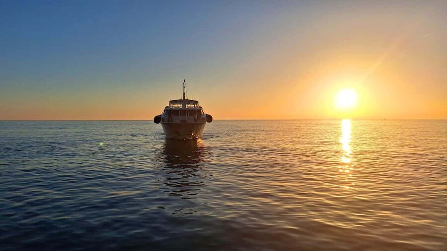 Cinque Terre: Sunset cruise tour with aperitif - Boarding at Molo Italia in La Spezia