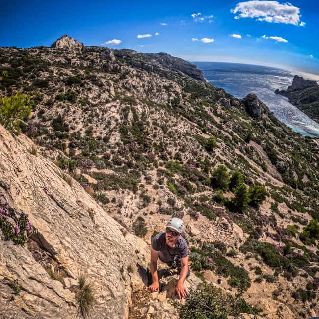 Climbing Discovery Session in the Calanques near Marseille - Fred’s teaching style and the small-group feel