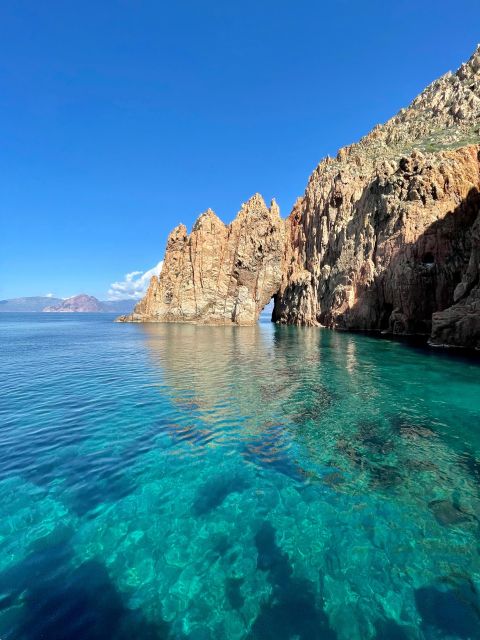 Croisière visite des Calanques de Piana Baignade en vedette - Entering the Calanques of Piana