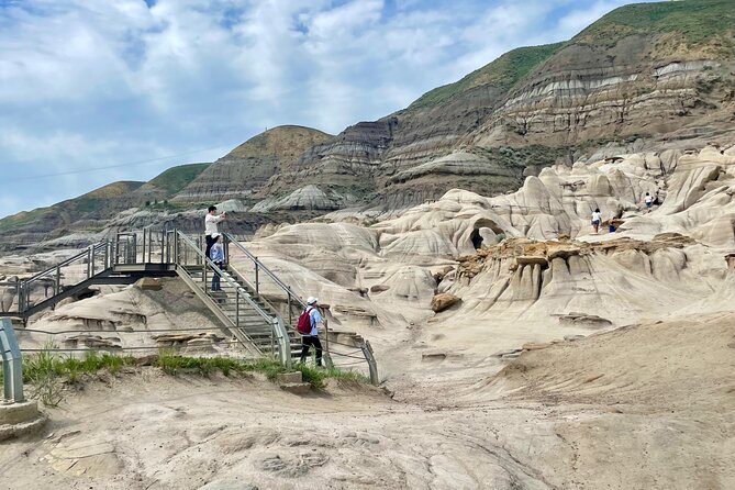 Day of Dinosaurs & Hoodoos from Calgary to Drumheller Badlands - Key points at a glance