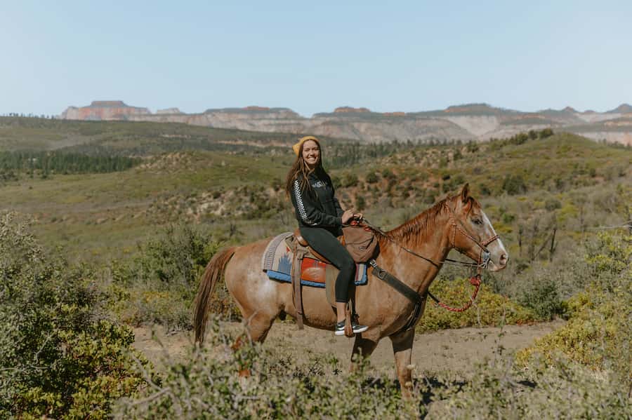 East Zion: Pine Knoll Horseback Tour - Meeting your horse before the trail