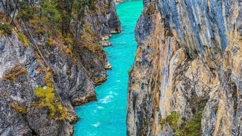 Emerald Lake, Moraine, Louise, Johnston Canyon & Banff Town - Key points at a glance