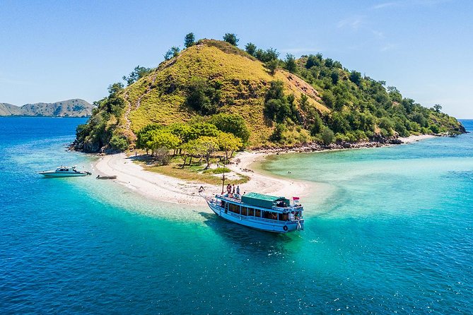 Exclusive Early Bird Komodo Tour: Beat the Crowds by Speed Boat - Pink Beach, with color above and below the water