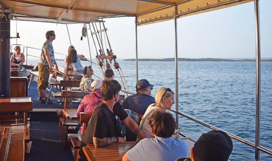 Fazana: Dolphin Finder in Brijuni islands Safari with Dinner - A two-hour route toward Brijuni National Park