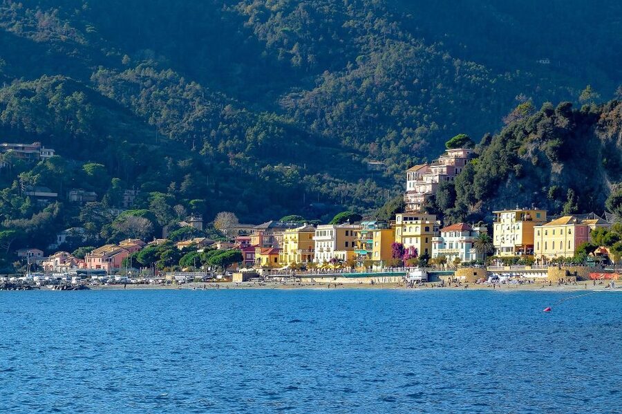Florence: Cinque Terre Day Trip with Optional Street Food - Riomaggiore and the short hop by train