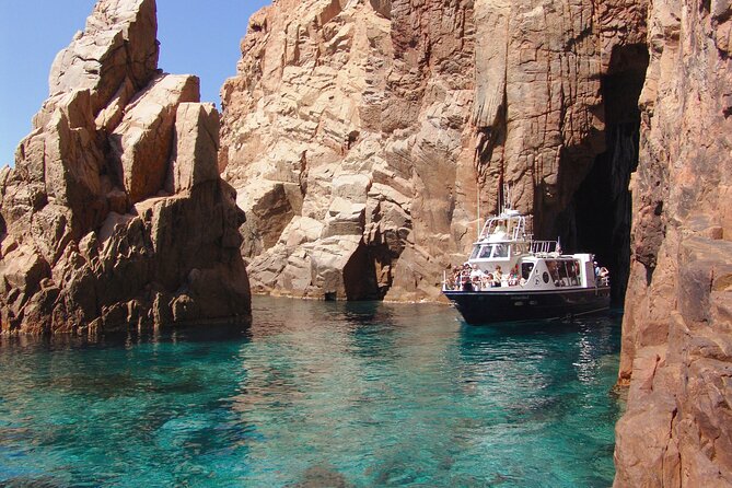 Friendly discovery of Scandola Calanques de Piana and meal stop at Girolata - Meeting the family crew