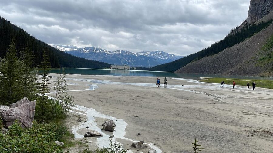 From Banff: Moraine Lake and Lake Louise Half Day Tour - The short ride to Moraine Lake