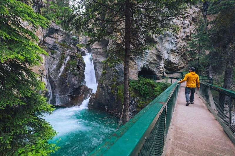 From Calgary: Banff, Moraine Lake and Lake Louise Tour - The first mountain views set the tone