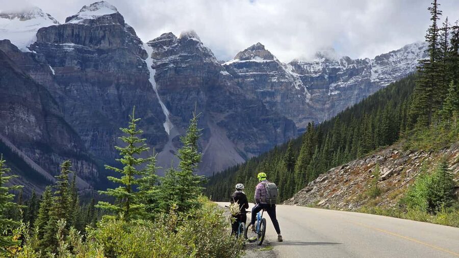 From Calgary/Banff: Moraine Lake & Lake Louise Half-Day Tour - Moraine Lake and the Valley of the Ten Peaks