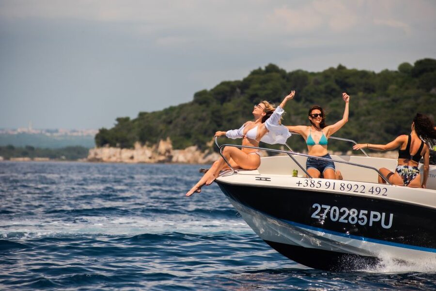 From Fažana: snorkeling at sea cave and Brijuni Island - What this Fažana speedboat trip is really about