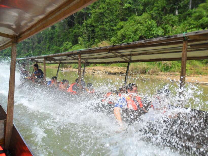From Kuala Lumpur: Taman Negara National Park Trek Day Tour - Lunch beside the river at the floating restaurant