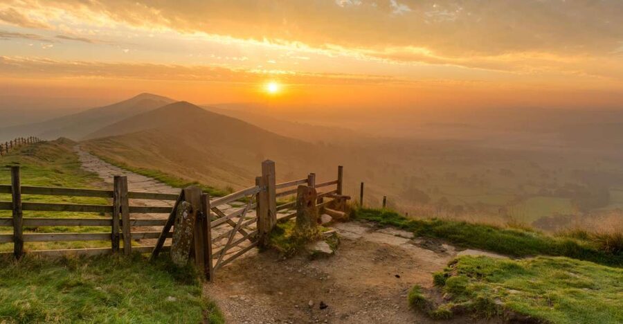 From Manchester: Derbyshire and Peak District Day Trip - Bakewell for pudding, tart, and free time
