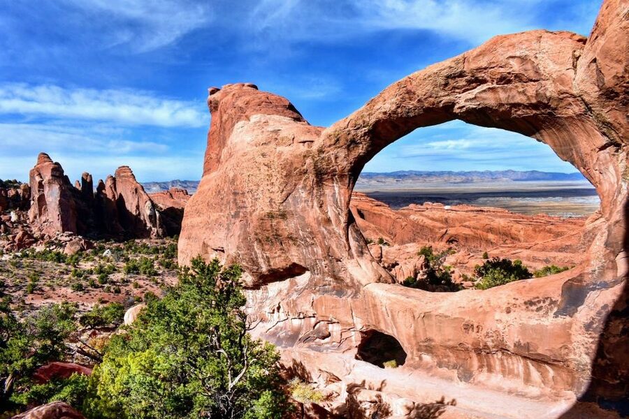 From Moab: Arches National Park 4x4 Drive and Hiking Tour - Dinosaur tracks add a small but memorable surprise