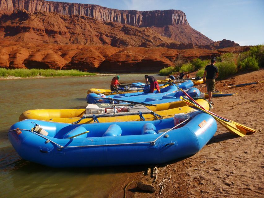 From Moab: Canyonlands 4x4 Drive and Colorado River Rafting - A full day from Moab to the Canyonlands backcountry