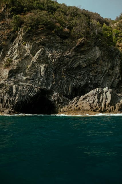 From Monterosso to Vernazza: Guided Cinque Terre Kayak Tour - Guides who shape the experience