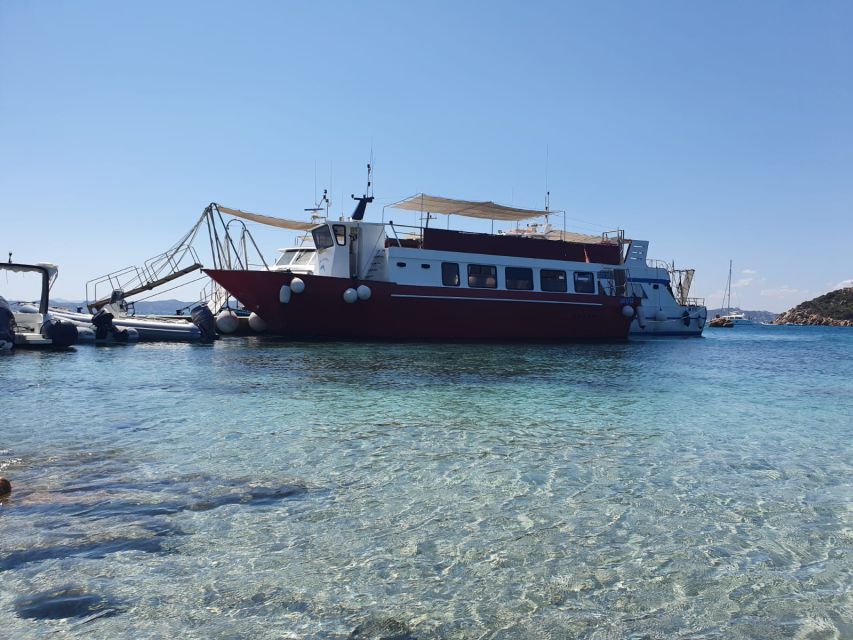 From Palau: La Maddalena Archipelago Boat Tour with Pasta - Crew, atmosphere, and onboard extras