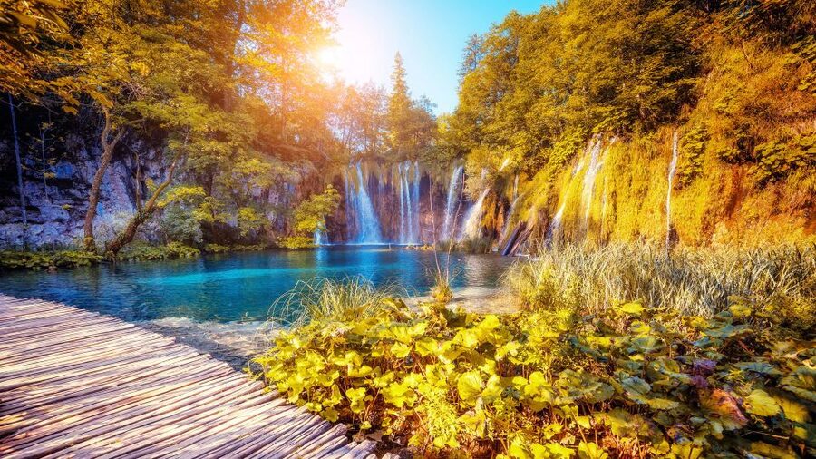 From Split: Plitvice Lakes Guided Tour with Entry Tickets - Walking between the upper and lower lakes