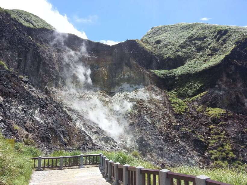 From Taipei: Beitou and Yangmingshan National Park Day Tour - The best parts of the day