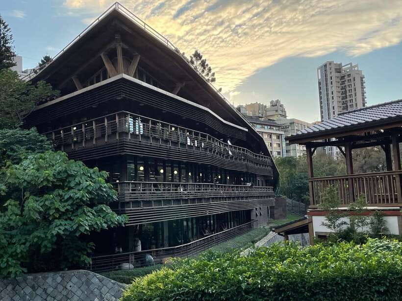 From Taipei: Beitou and Yangmingshan National Park Day Tour - The hot spring foot bath is a smart finale
